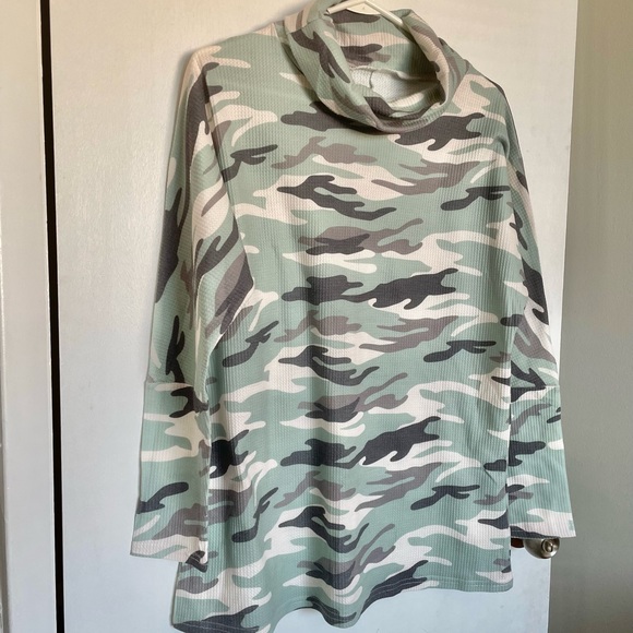 Camouflage Longsleeve Relaxed Turtleneck - Size M - Picture 4 of 11